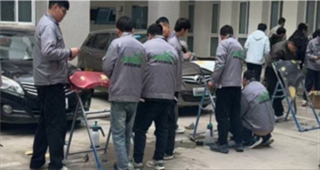 学员在导师指导下练习漆面修复